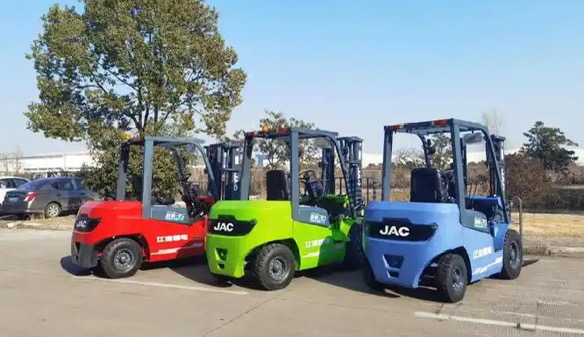 سوق الرافعات الشوكية: تعزيز الكفاءة والإنتاجية عبر الصناعات